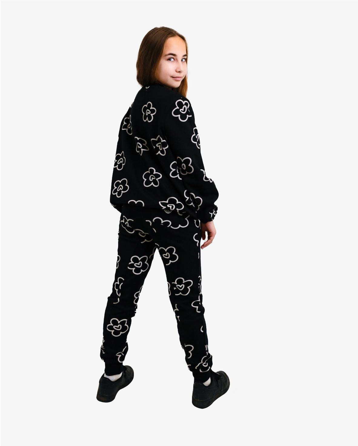 The Girl Club Flower Heart Crew Black